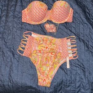 NWT Victoria’s Secret 36C/Large Bikini